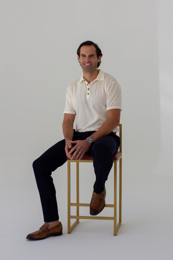 Man wearing merino polo shirt of Sir W. Merino