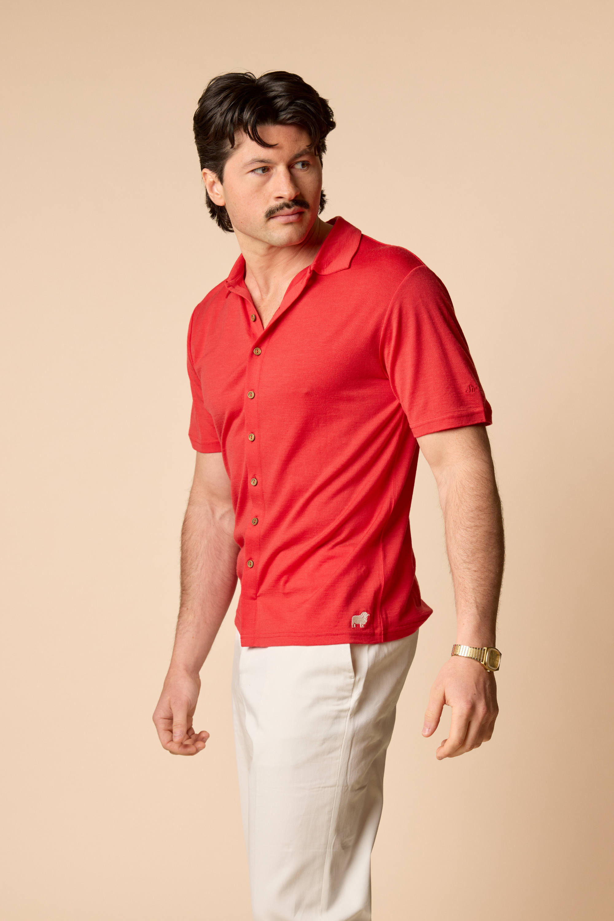 Sir W. Merino Bruce Poppy Red shirt and white pants 